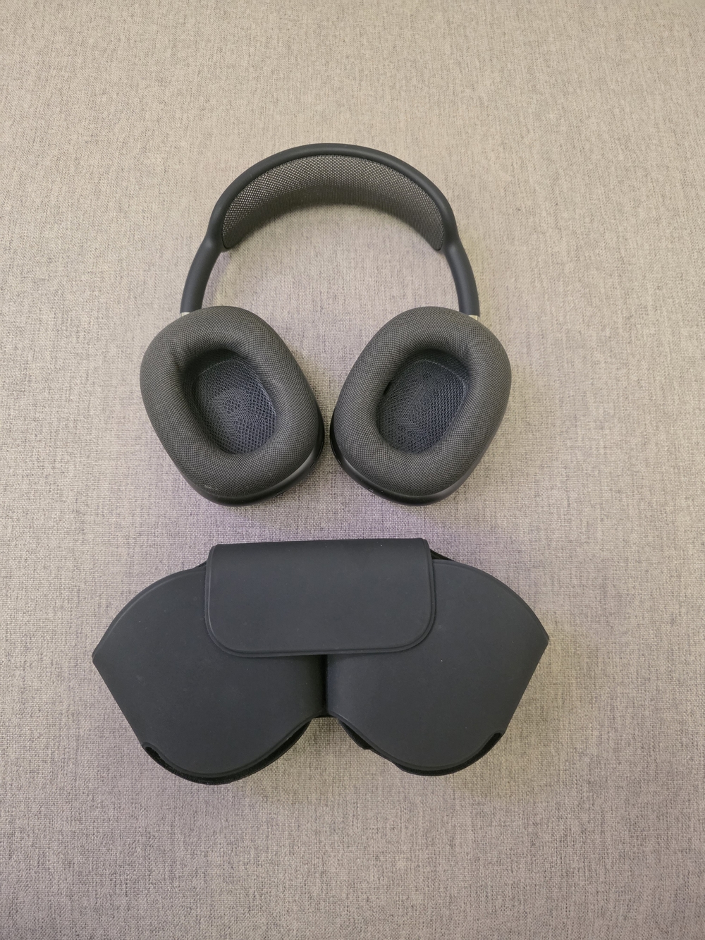 Apple Over-Ear Wireless Headphones in Black with Protective Case